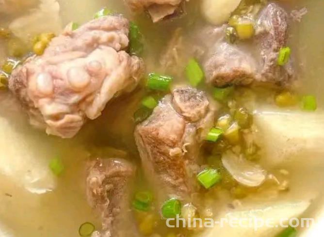 The recipe for mung bean and pork rib soup