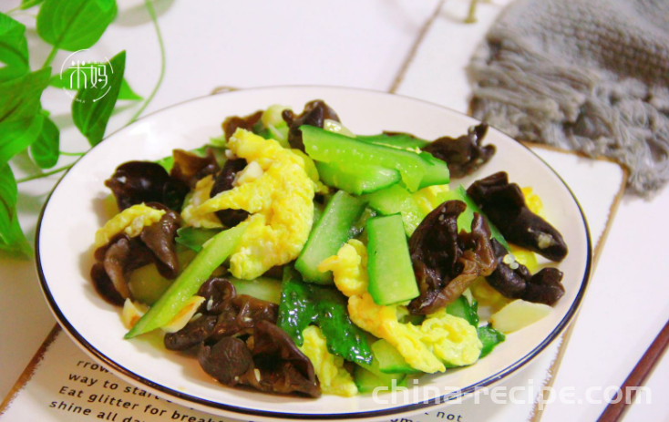 The method of stir frying cucumber and fungus