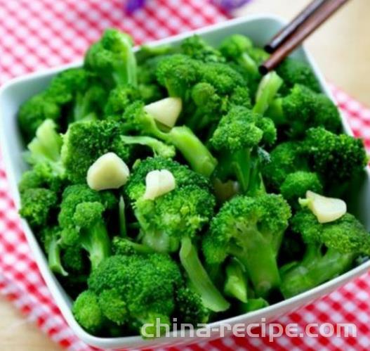 The method of stir frying broccoli with garlic