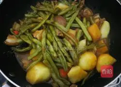 五花肉炖豆角土豆的做法图解6