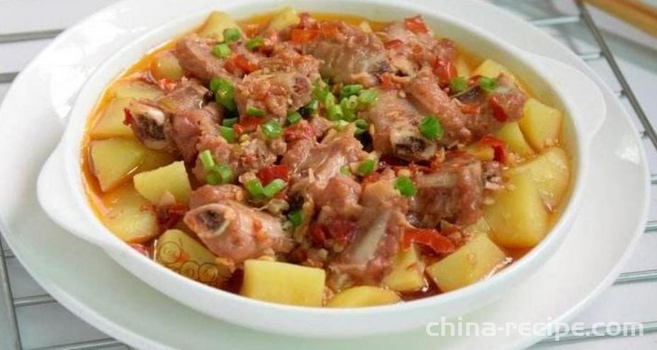 The method of steaming pork ribs with radish and potatoes