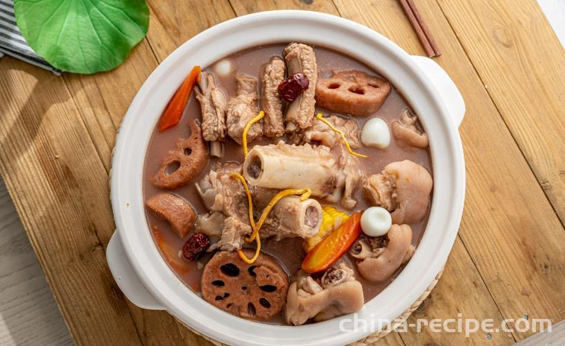 The method of making lotus root tube bone soup