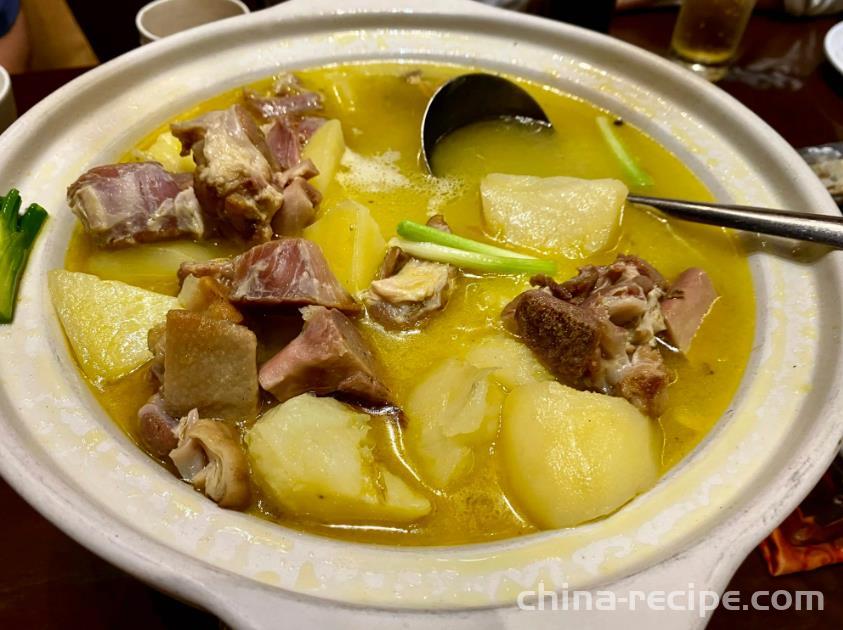 The method of stewing potato and fruit with braised pork trotters