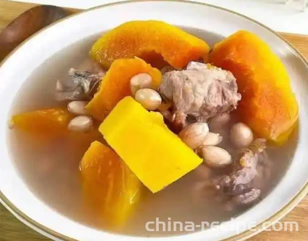 The method of making raw papaya soup with cylindrical bones