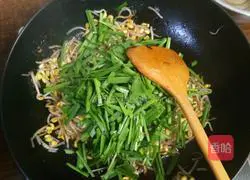 黄豆芽炒韭菜的做法图解3