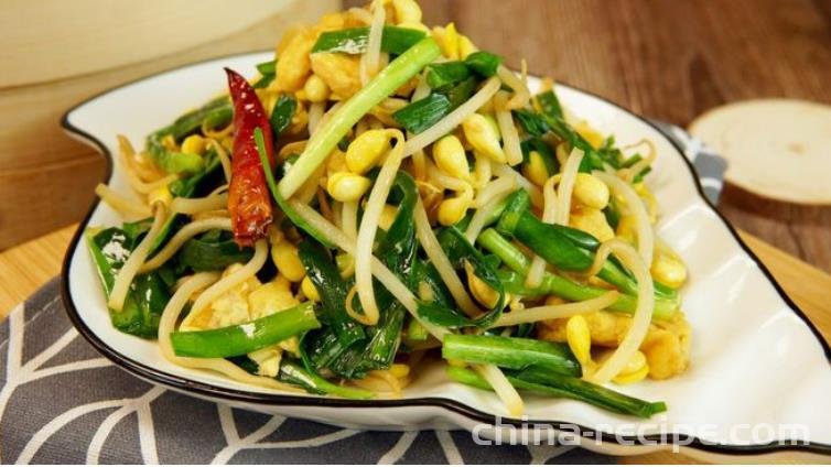 The method of stir frying chives with soybean sprouts