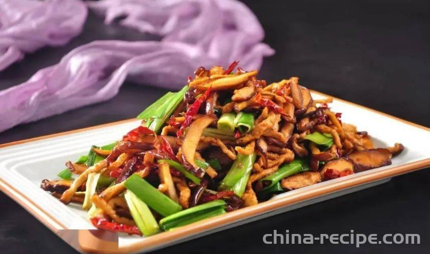 The method of stir frying duck maw with mushrooms