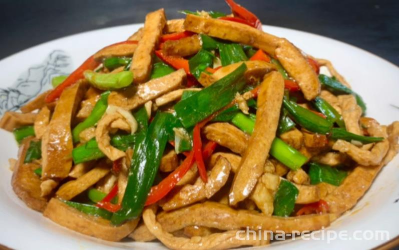 The method of stir frying dried pork with fragrant herbs