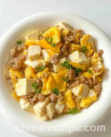 The method of braising double shredded egg flavored tofu