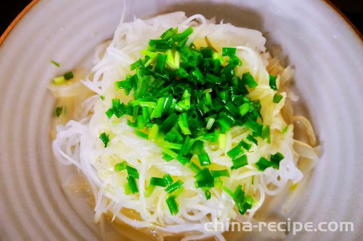 The method of making scallion oil and shredded radish