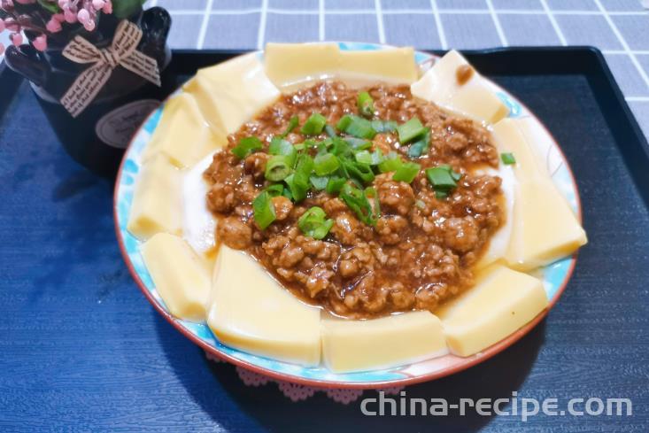 The method of steaming eggs and tofu with minced meat