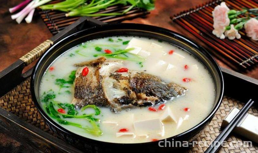 The method of making clear stewed fish head and tofu soup