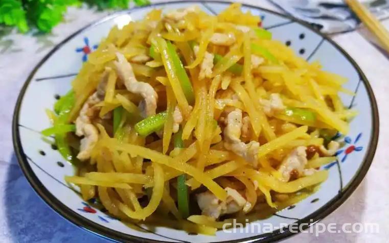 The method of stir frying shredded pork with potatoes