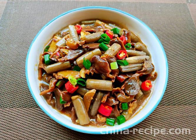 The method of stir frying duck maw with lotus root