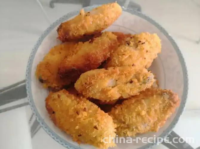 The method of frying chicken wings with breadcrumbs