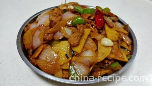 The method of stir frying scallions and potato slices with meat