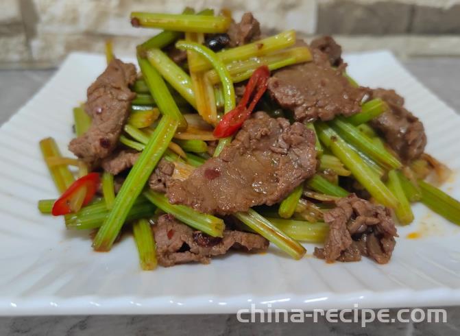 The method of stir frying beef with celery