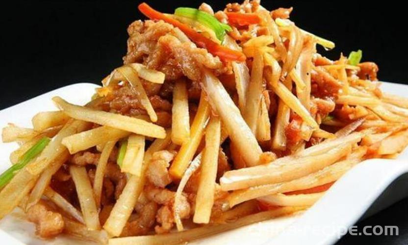 The method of stir frying shredded pork with lotus root