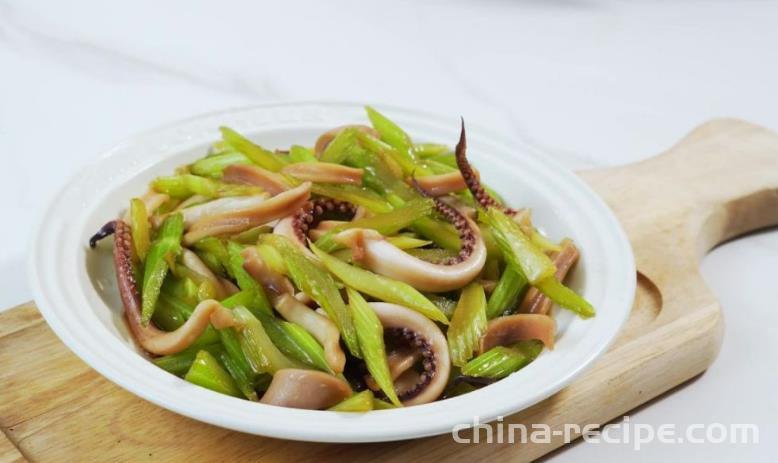 The method of stir frying celery with squid