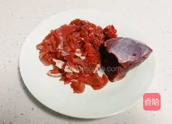 泡椒炒牛肉的做法图解1