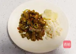 泡椒炒牛肉的做法图解2