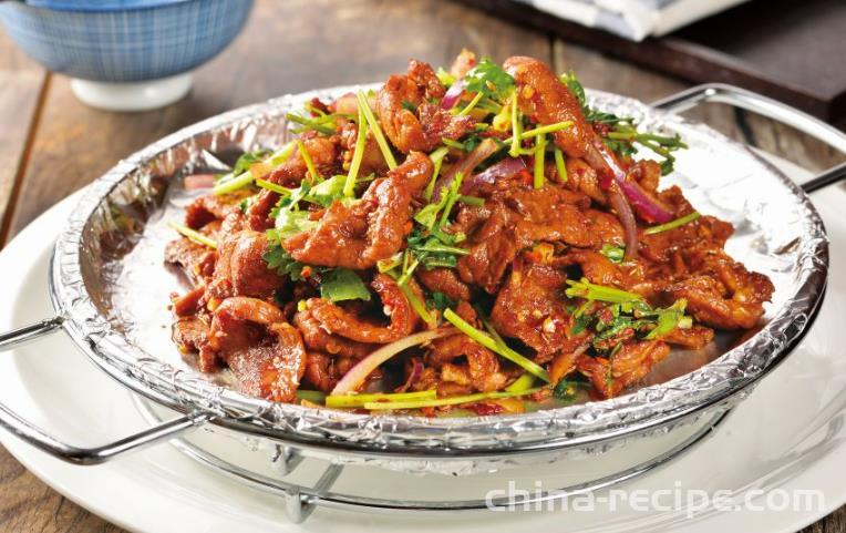 The recipe for stir frying cumin lamb with scallions