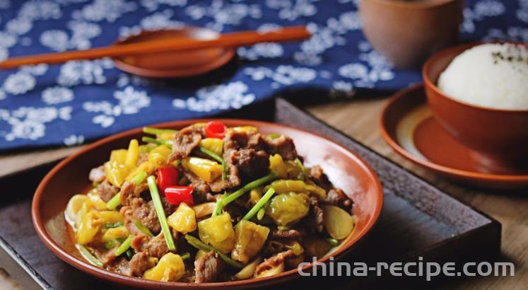 The method of stir frying beef with pickled peppers