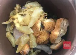 【呷补丨煲汤】猴头菇花胶炖鸡肉汤（3人份）的做法图解4