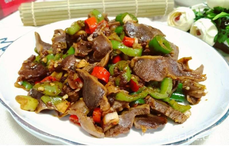 The recipe for stir frying chicken gizzards with home cooked green peppers