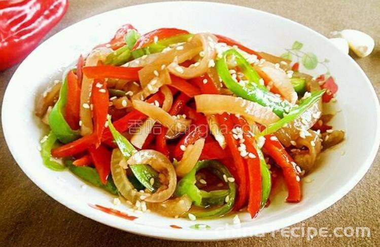 The method of stir frying pork skin with double peppers