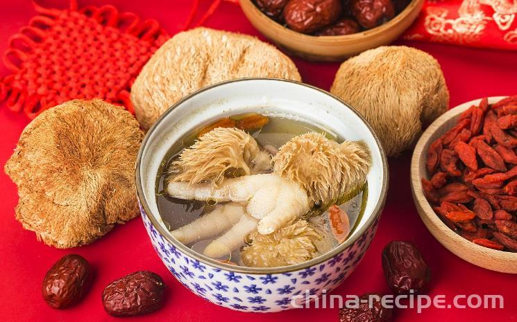 The method of stewing chicken soup with monkey head mushroom and mushroom jelly