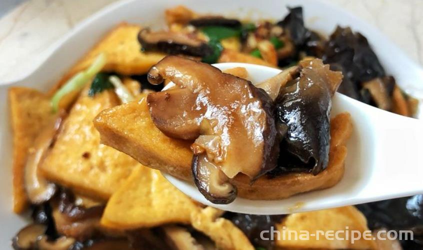 The method of making mushroom stewed tofu