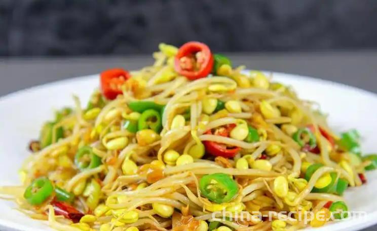 The method of stir frying soybean sprouts with vegetarian ingredients