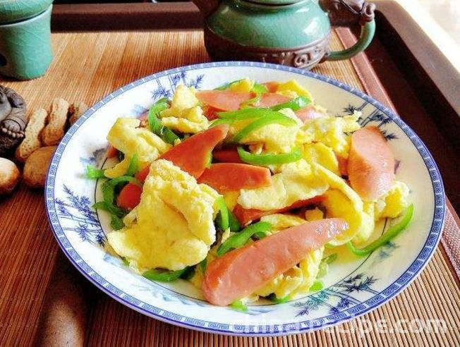 The method of stir frying ham with eggs