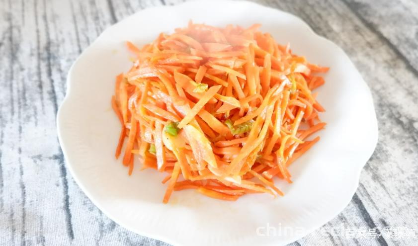 The method of making vinegar soaked potato and radish shreds