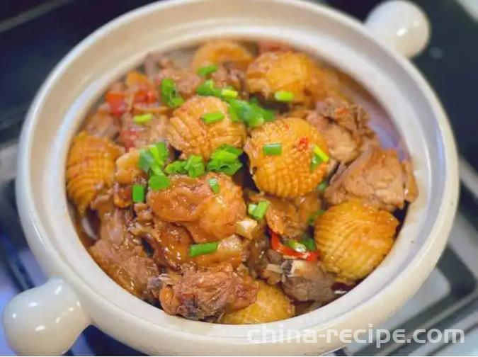 The recipe for stewing abalone with chicken