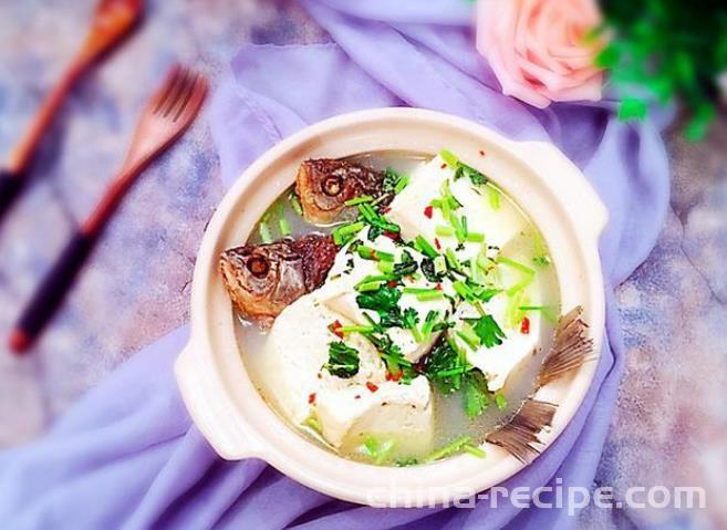 The recipe for crucian carp white jade soup