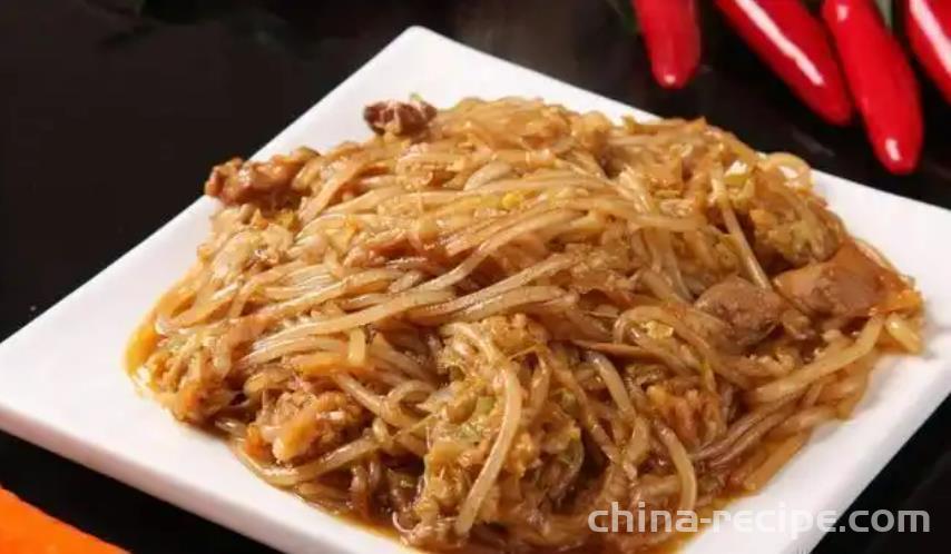 The recipe for stir frying vermicelli with chicken