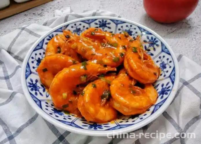 The method of braising sweet and sour shrimp with tomato