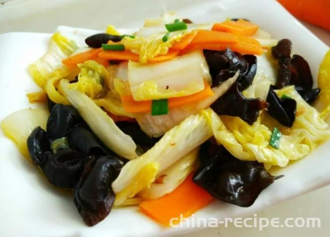 The method of stir frying black fungus with cabbage stems