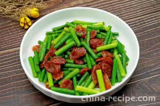 The method of stir frying spicy sausage with garlic sprouts