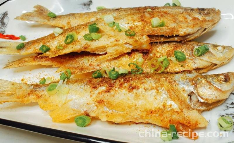 The method of dry frying white scaled fish