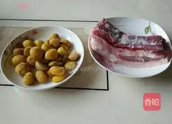 板栗红烧肉的做法图解1