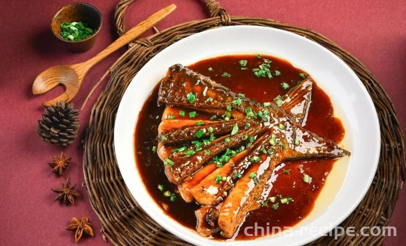 The method of braised fish tail