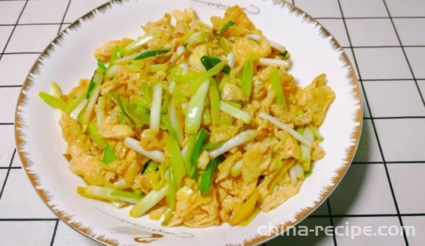 The method of stir frying eggs with garlic yellow