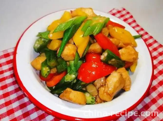 The method of stir frying diced chicken with okra