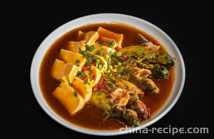 The method of cooking crucian carp with tofu