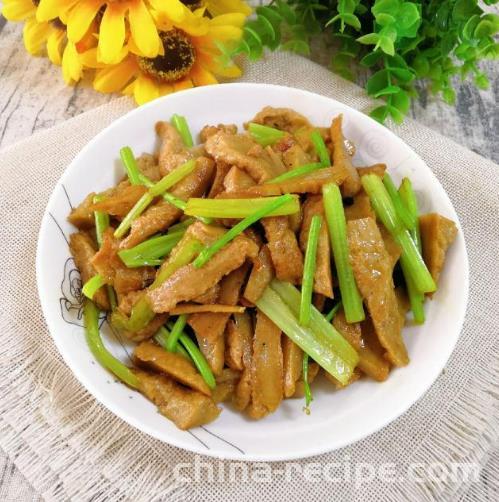 The method of stir frying celery with gluten