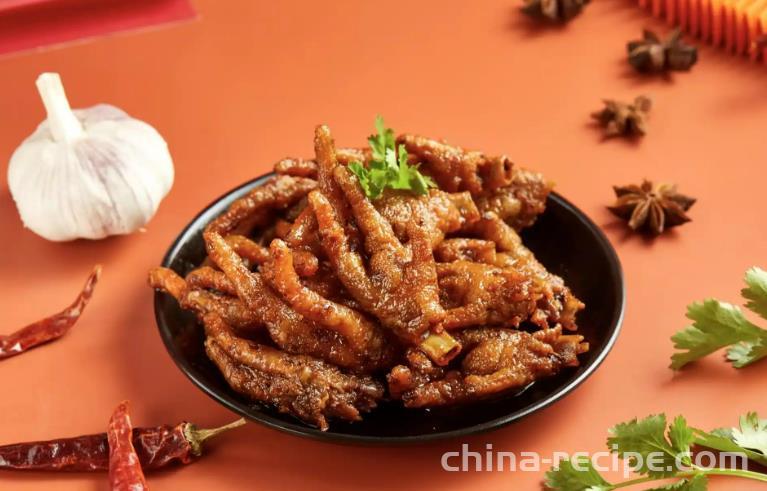 The method of making sweet and spicy sauce braised chicken feet