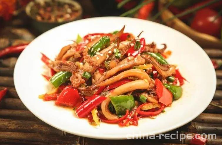 The method of stir frying squid with double peppers